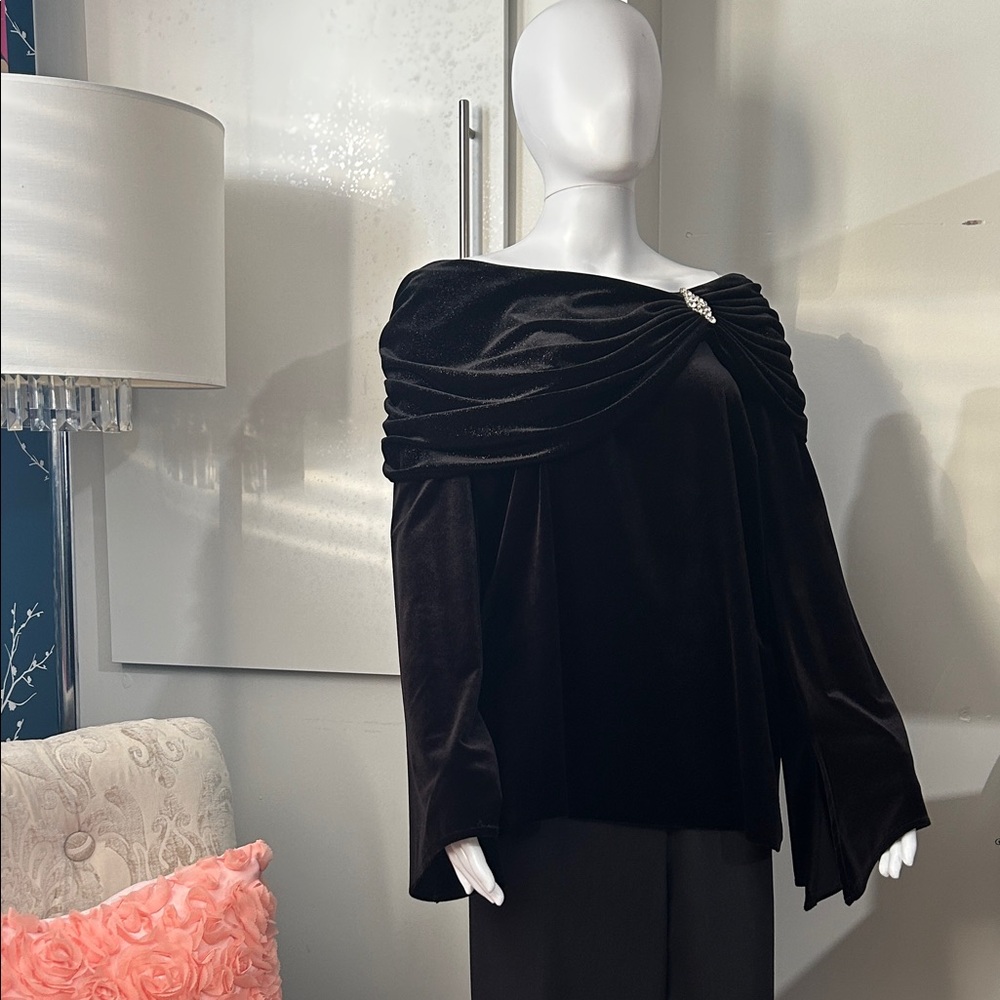Chic Black Velvet Off-Shoulder Blouse - Picture 2 of 15